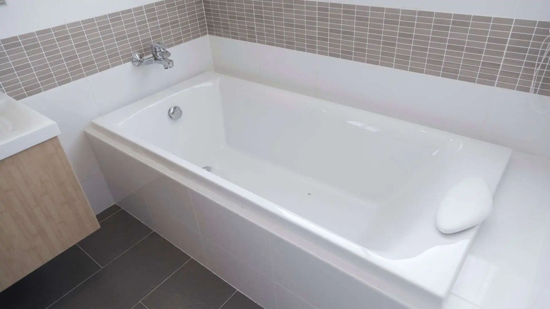 Bathtub-Replacement-Installation-in-St-Petersburg