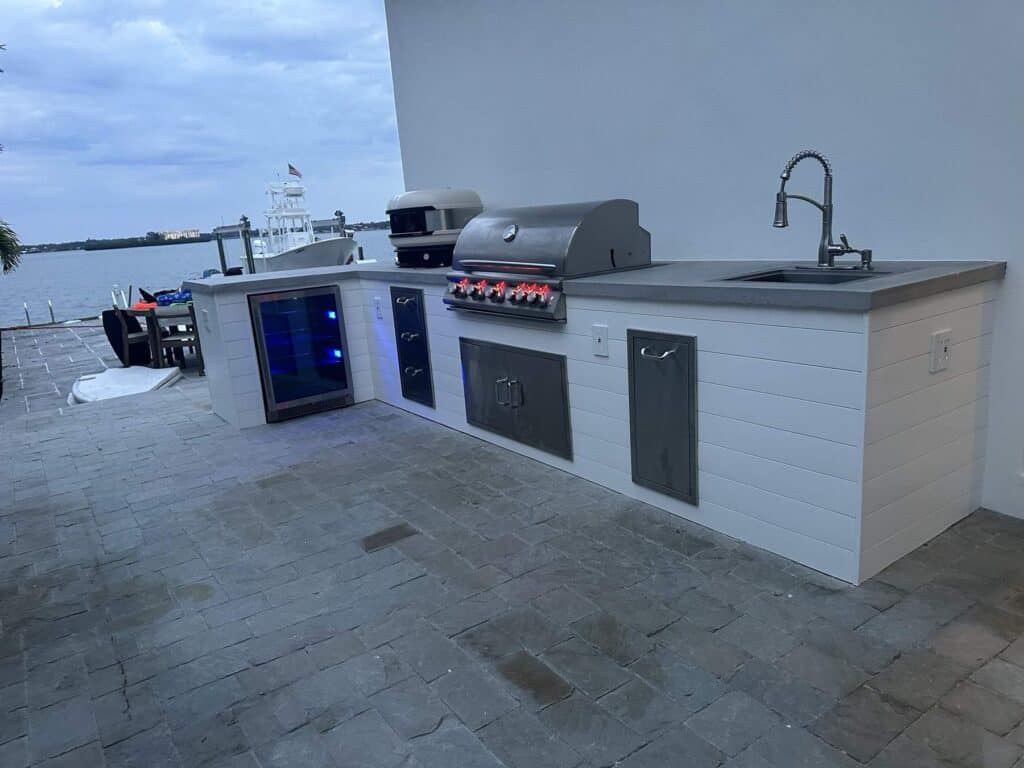 Outdoor kitchen contractor Tampa Bay: finished waterfront outdoor kitchen on Clearwater Beach